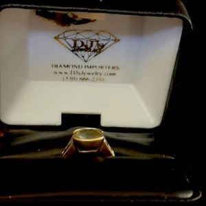 Selling a beautiful promise ring size 5.5 Karat oval aquamarine set